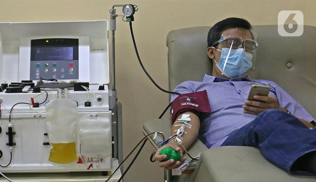 Penyintas COVID-19 melakukan donor plasma konvalesen di PMI DKI Jakarta, Selasa (19/1/2021). Sebanyak 307 penyintas COVID-19 per 1 hingga 15 Januari 2021 telah mendonorkan plasma konvalesen. (Liputan6.com/Herman Zakharia)