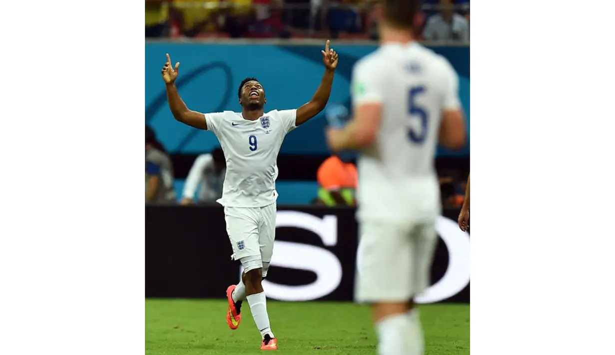 Pemain depan Timnas Inggris, Daniel Sturridge (kiri) merayakan golnya ke gawang Italia (Italia) saat berlaga di babak penyisihan Piala Dunia 2014 Grup D di Amazonia Arena, Manaus, Brasil, (15/6/2014). (AFP PHOTO/Ben Stansall)