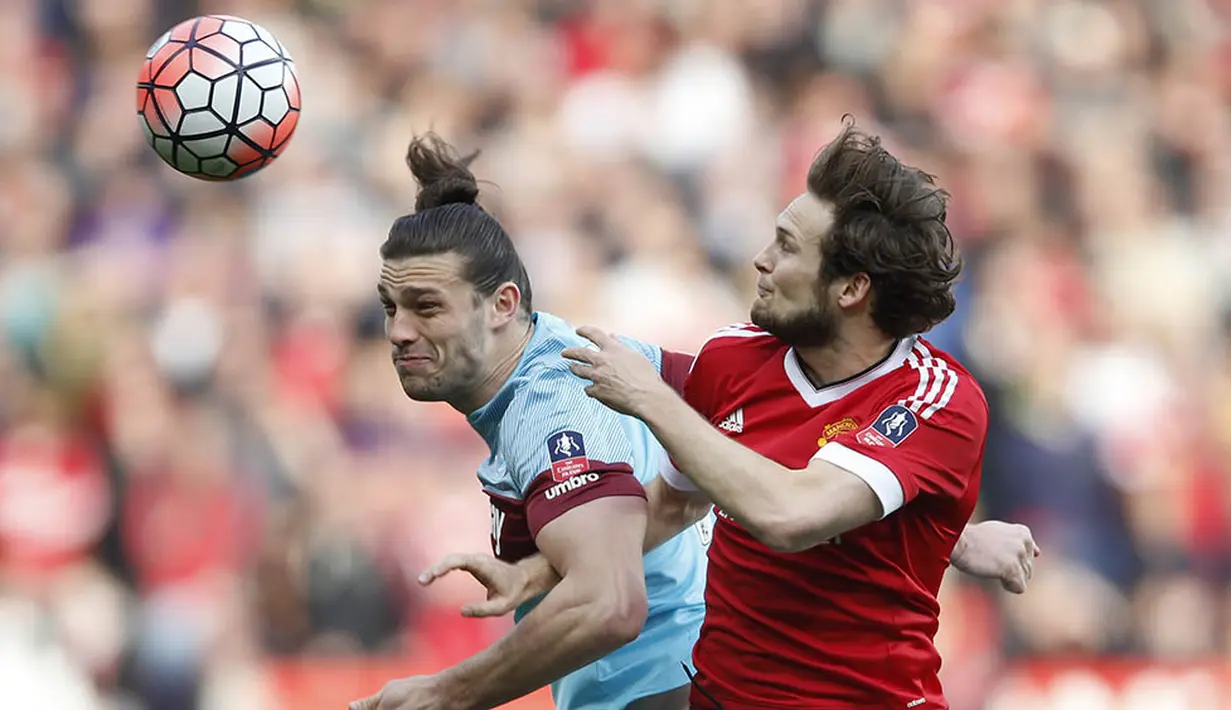 Gelandang Manchester United, Daley Blind, duel udara dengan striker West Ham, Andy Carroll. MU gagal memanfaatkan peluang sebagai tuan rumah untuk meraih kemenangan. (Reuters/Carl Recine)