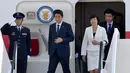 PM Jepang, Shinzo Abe dan istrinya, Akie Abe, saat akan turun dari pesawat setibanya di Hamburg, Jerman, Kamis (6/7). Sejumlah kepala negara telah tiba di Hamburg jelang pembukaan KTT G20 pada 7-8 Juli 2017.  (Bernd von Jutrczenka/dpa via AP)