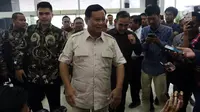 Ketua Umum Partai Gerindra Prabowo Subianto saat tiba di Kompleks Parlemen, Jakarta, Rabu, (16/5). Kedatangan Prabowo untuk membahas perkembangan politik terkini termasuk adanya serangkaian teror. (Liputan6.com/JohanTallo)