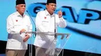 Pasangan Prabowo-Hatta yang mengenakan pakaian serasi berwarna putih itu diberi kesempatan pertama oleh moderator yang dipandu Zainal Arifin Mochtar, Jakarta, Senin (9/6/14). (Liputan6.com/Faisal R Syam)