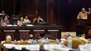 Plt Ketua KPK Taufiqurrahman Ruki (kanan) berbicara dalam pembukaan masa sidang, disaksikan Ketua DPD Irman Gusman (kedua kiri), Wakil Ketua DPD Farouk Muhammad (kiri) dan GKR Hemas usai penandatanganan nota kesepahaman. (Liputan6.com/Andrian M Tunay)