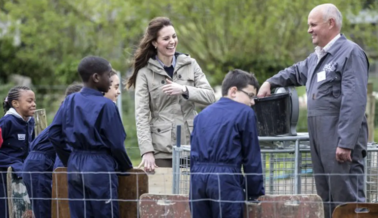 Kate Middleton, istri dari Pangeran Wiiliam yang gemar melakukan kegiatan sosial ini ternyata juga pecinta hewan. Selain itu banyak juga hal positif yang dilakukan Kate untuk berbagi kepada sesama. (AFP/Bintang.com)