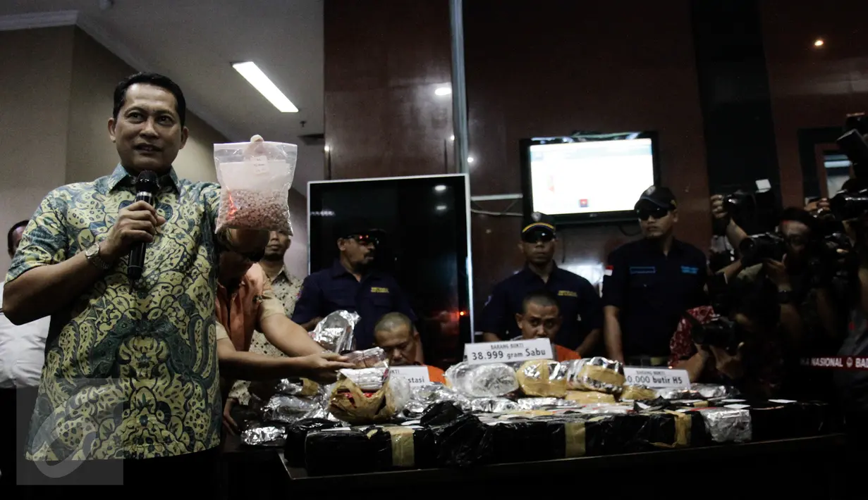 Kepala BNN, Budi Waseso merilis pengungkapan sindikat peredaran narkotika jaringan internasional Malaysia di Gedung BNN, Jakarta, Jumat (28/10). Dari operasi ini, disita 39 kg sabu, 98.690 butir ekstasi dan 50 ribu butir H5. (Liputan6.com/Yoppy Renato)