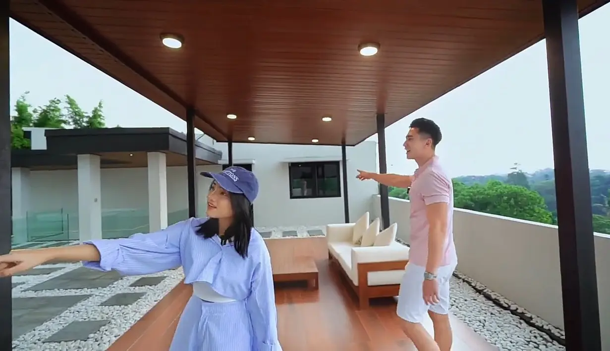 <p>Di bagian atas rumah Verrell Bramasta terdapat rooftop. Area ini terlihat luas dengan desain elegan. [Foto: youtube/Fuji An]</p>