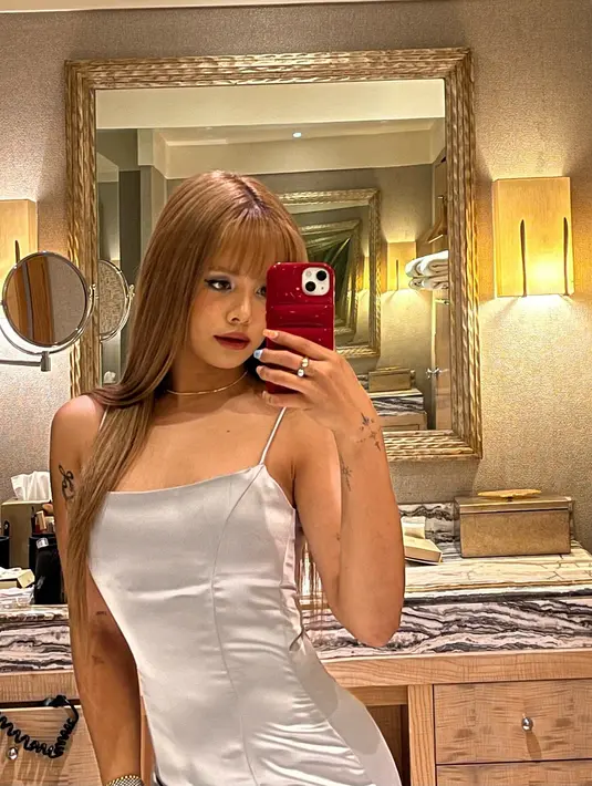 <p>Dalam momen spesial tersbeut dia mengenakan long dress berbahan satin tanpa lengan. Gaun tersebut tampak sangat cocok dengan postur tubuhnya, (Foto: Instagram/ sssorn_chonnasorn)</p>