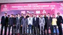 Para pesepak bola perwakilan tim peserta Torabika Soccer Championship 2016 presented by IM3 Ooreedoo foto bersama saat peluncuran di Hotel Mulia, Jakarta, Senin (18/4/2016). (Bola.cm/Vitalis Yogi Trisna)