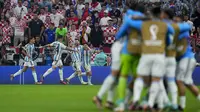 Pemain Argentina merayakan gol&nbsp;kedua timnya ke gawang Kroasia yang dicetak oleh Julian Alvarez saat laga semifinal Piala Dunia 2022 yang berlangsung di Lusail Stadium, Qatar, Selasa (13/12/2022) waktu setempat. (AP Photo/Natacha Pisarenko)