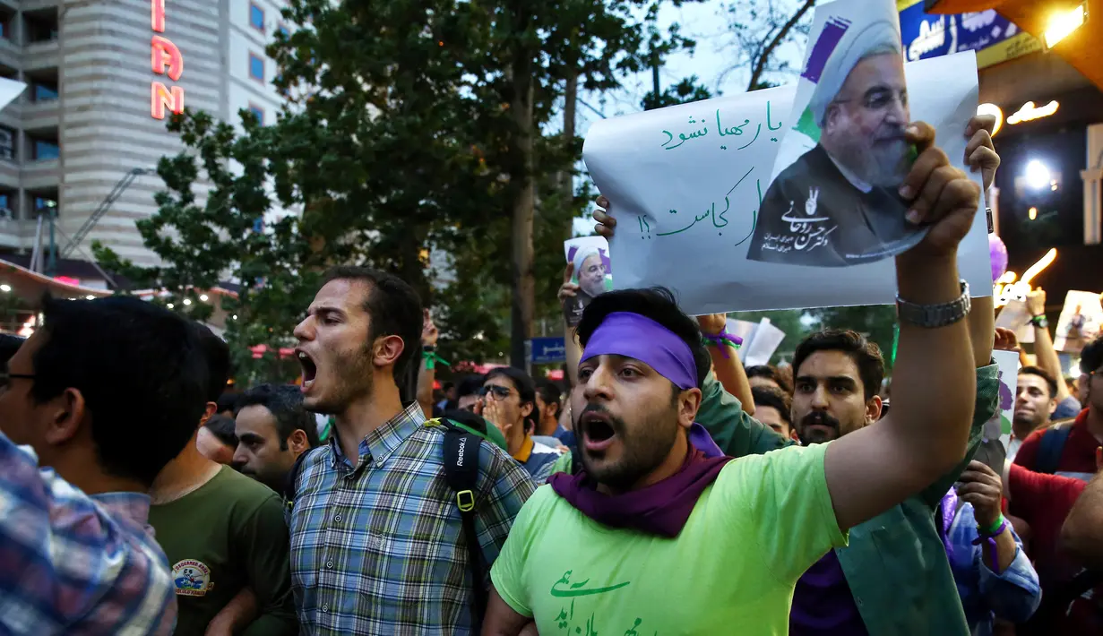 Sejumlah orang turun ke jalan untuk merayakan kemenangan Presiden Iran Hassan Rouhani di Teheran, Iran (20/5). Kandidat petahana Presiden Hassan Rouhani unggul dengan meraih lebih dari 23 juta suara. (AP Photo/Ebrahim Noroozi)