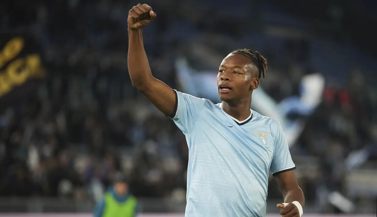 Pemain Lazio, Tijjani Noslin melakukan selebrasi setelah mencetak gol ke gawang Napoli pada babak laga 16 besar Coppa Italia 2024/2025 di Olympic Stadium, Roma, Italia, Jumat (06/12/2024) WIB. (AP Photo/Andrew Medichini)