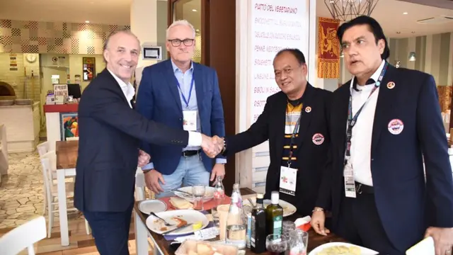 Ketua umum PP KBI, Ngatino dan Bendahara Karan Sukarno Walia saat jamuan makan bersama Presiden WAKO, Roy Baker