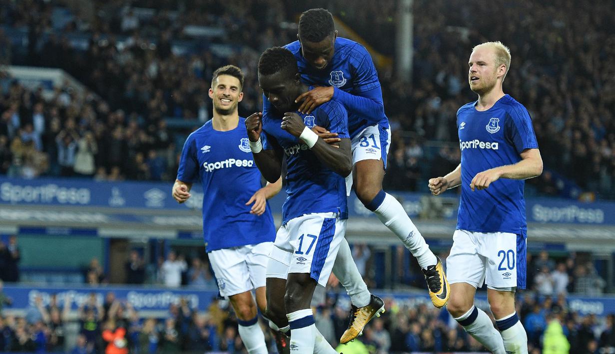 Para pemain Everton merayakan gol yang dicetak oleh Idrissa Gueye ke gawang Hajduk Split pada leg I play-off Liga Europa di Stadion Goodison Park, Jumat (18/8/20127). Everton menang 2-0 atas Hajduk Split. (AFP/Oli Scarff)