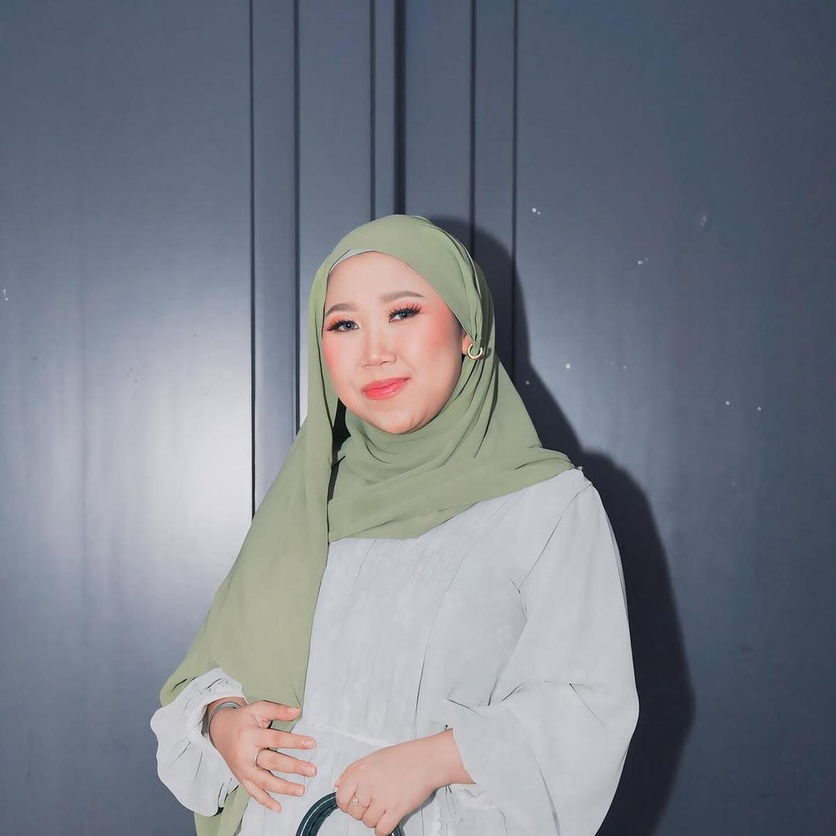 5 Potret Kiky Saputri Tampil Berhijab saat Hadiri Acara Kajian, Penampilannya Curi Perhatian