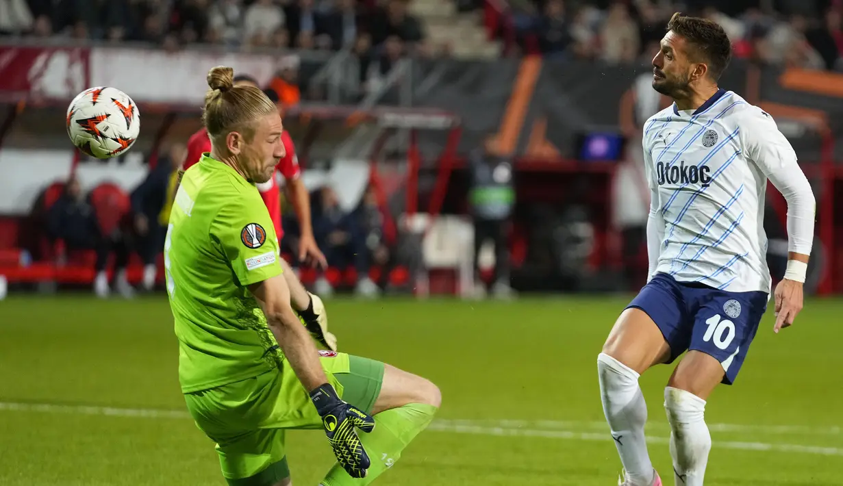 Pemain Fenerbahce, Dusan Tadic mencetak gol penyeimbang 1-1 ke gawang FC Twente pada laga Liga Europa 2024/2025 di FC Twente stadium, Enschede, Belanda, Jumat (04/10/2024) dini hari WIB. (AP Photo/Peter Dejong)