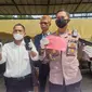 Kapolres Garut AKBP Wirdhanto Hadicaksono menunjukan barang bukti pembunuhan yang digunakan tersangka RN, di Cisewu, Garut, Jawa Barat. (Liputan6.com/Jayadi Supriadin)
