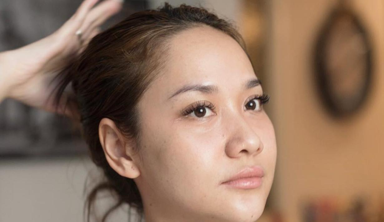Bunga Citra Lestari terlihat cantik alami tanpa makeup. Penampilan santai BCL dengan memegang rambutnya ini banyak memesona penggemarnya. Kecantikan wanita yang lahir 22 Maret 1983 ini memang tak bisa ditepis. (Liputan6.com/IG/@bclsinclair)