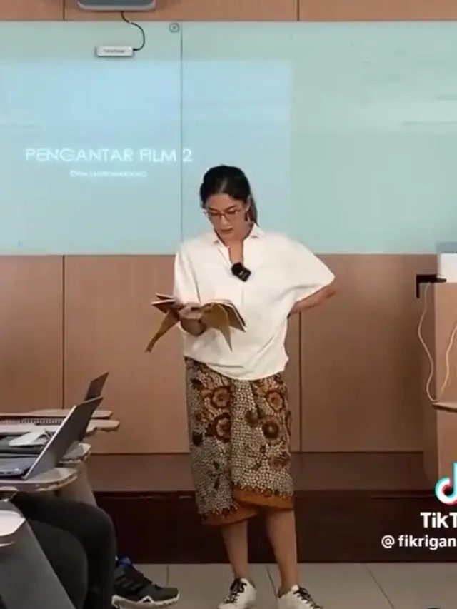 Pose Dian Sastro saat mengajar mahasiswa mata kuliah pengantar film