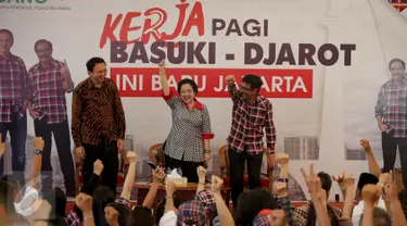 Ketua Umum PDI Perjuangan Megawati Soekarnoputri (tengah) bersama Cagub-Cawagub DKI Jakarta, Ahok-Djarot menyapa para relawan di Rumah Lembang, Jakarta, Rabu (15/3). (Liputan6.com/Faizal Fanani)