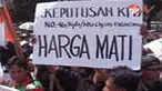 Dua kelompok massa dari kubu pro dan kontra hasil Pilkada Kota Cilegon bersitegang di depan Gedung MK, Jakarta. Massa kontra ingin pilkada diulang.