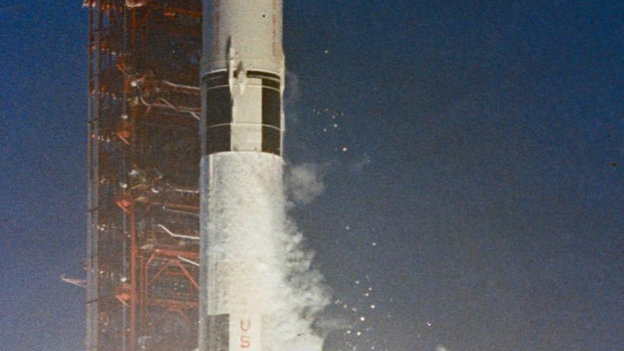 Apollo 12: Sambaran Petir