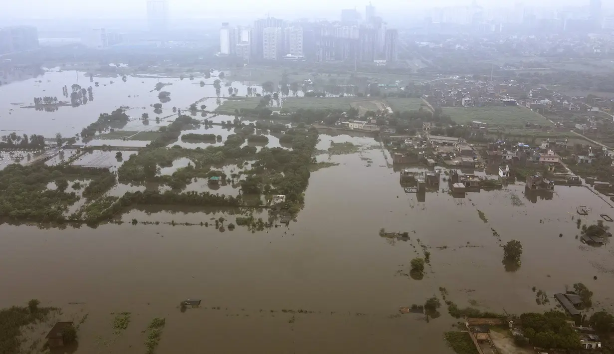 Para pejabat mengatakan ketinggian air sungai Hindon naik tiba-tiba sekitar pukul 3 sore hari ini.   (AP Photo/Piyush Nagpal)