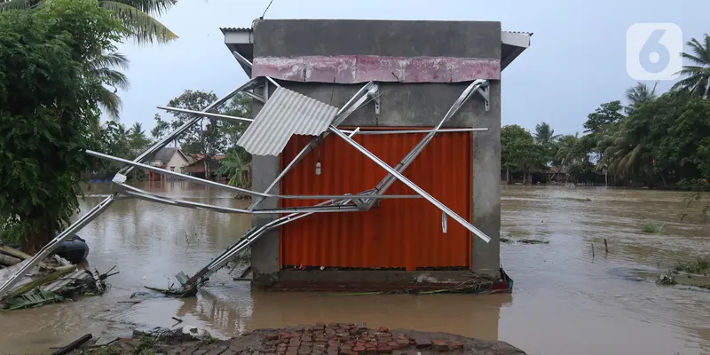 Kondisi Tanggul Sungai Citarum yang Jebol