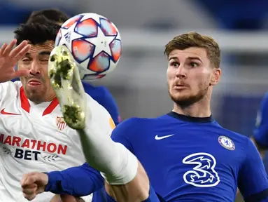 Striker Chelsea, Timo Werner, berebut bola dengan Gelandang Sevilla, Marcos Acuna, pada laga Grup E Liga Champions 2020/2021 di Stamford Bridge, Rabu (21/10/2020) dini hari WIB. Chelsea bermain imbang 0-0 atas Sevilla. (AFP/Glyn Kirk/pool)