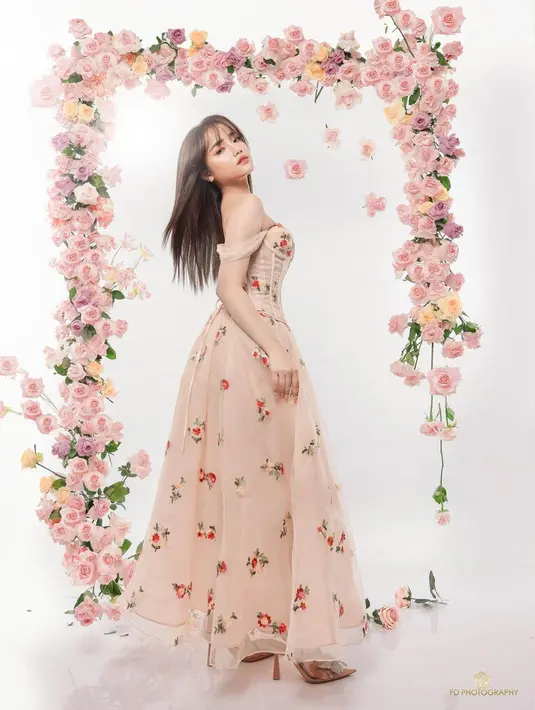 Fuji yang tampil bak princess itu ditutup dengan heels nude dan sembatan pita silver [@fuji_an]