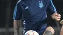 Penyerang Argentina Lionel Messi mengontrol bola saat latihan jelang lanjutan Piala Dunia Grup C matchday ketiga melawan Polandia, di Doha, Qatar, Selasa (29/11/2022). Menilik sejarahnya, ini akan menjadi duel ketiga antara Polandia dan Argentina di ajang Piala Dunia. (AP Photo/Jorge Saenz)