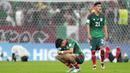 <p>Reaksi kecewa para pemain Meksiko setelah gagal lolos ke babak 16 besar Piala Dunia 2022 meski menang dengan skor 2-1 atas Arab Saudi pada matchday ketiga Grup C yang berlangsung di Stadion 974, Doha, Kamis (01/12/2022). (AP/Manu Fernandez)</p>