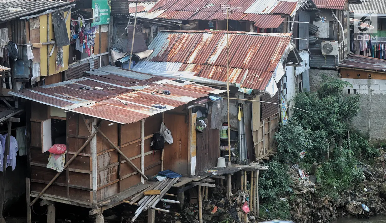 Suasana permukiman kumuh bantaran kali ciliwung di kawasan Manggarai, Jakarta, Sabtu (9/1). Kementerian Pekerjaan Umum dan Perumahan Rakyat (PUPR) tengah menggarap Program Kota Tanpa Kumuh (kotaku). (Liputan6.com/Faizal Fanani)