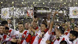 Pemain River Plate merayakan gelar juara Copa Libertadores setelah mengalahkan klub Meksiko, Tigres, dalam final di Stadion Monumental, Buenos Aires, Argentina. (6/8/2015). (Reuters/Martin Acosta)