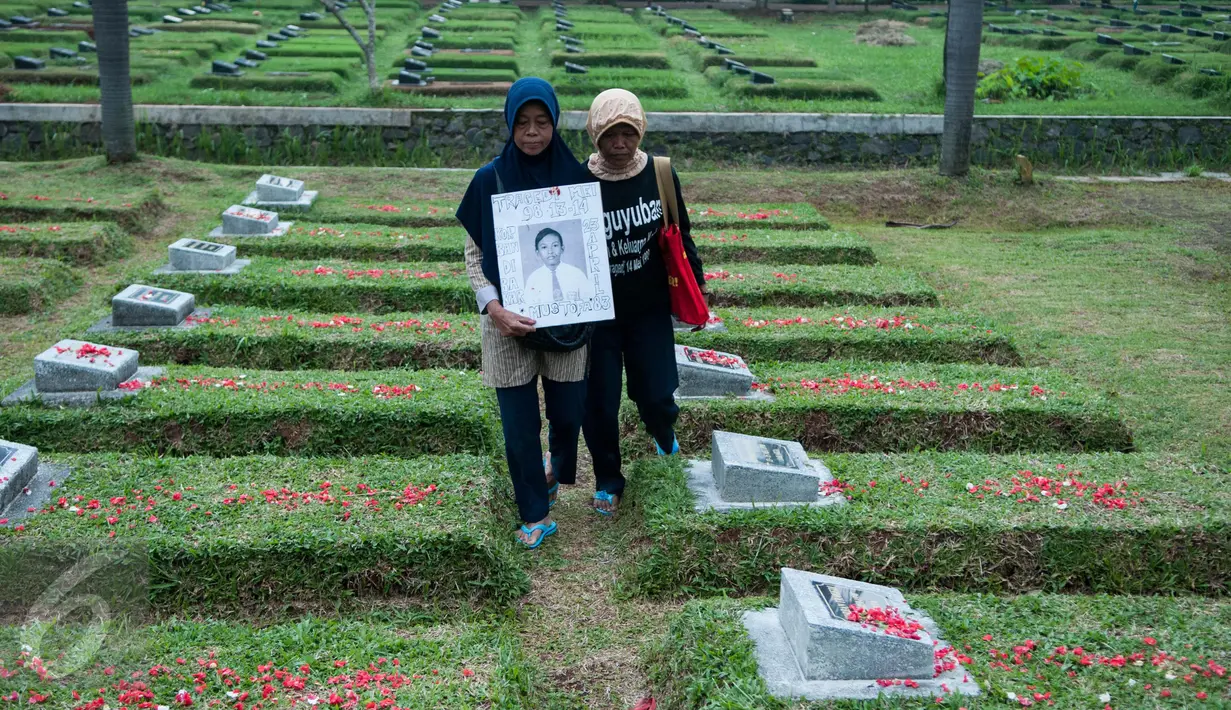 Sebanyak 113 makam korban tragedi untuk merawat ingatan publik dan memulihkan trauma korban serta mencegah sejarah kelam Tragedi Mei 1998 tak terulang di TPU Pondok Ranggon, Jakarta Timur, Rabu (8/5). (Liputan6.com/Gempur M Surya)