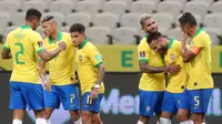 Pemain Brasil merayakan gol yang dicetak Philippe Coutinho ke gawang Bolivia pada laga kualifikasi Piala Dunia 2020 di Corinthians Arena, Sabtu (10/10/2020) pagi WIB. Brasil menang 5-0 atas Bolivia. (AFP/Amanda Perobelli/poll)