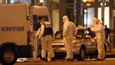Petugas forensik mengumpulkan bukti di lokasi penembakan di kawasan Champs Elysees, Paris, Kamis (20/4). Prancis sendiri sudah dalam status darurat sejak 2015 lalu, setelah serangkaian serangan teror oleh kalangan garis keras. (AP Photo/Thibault Camus)