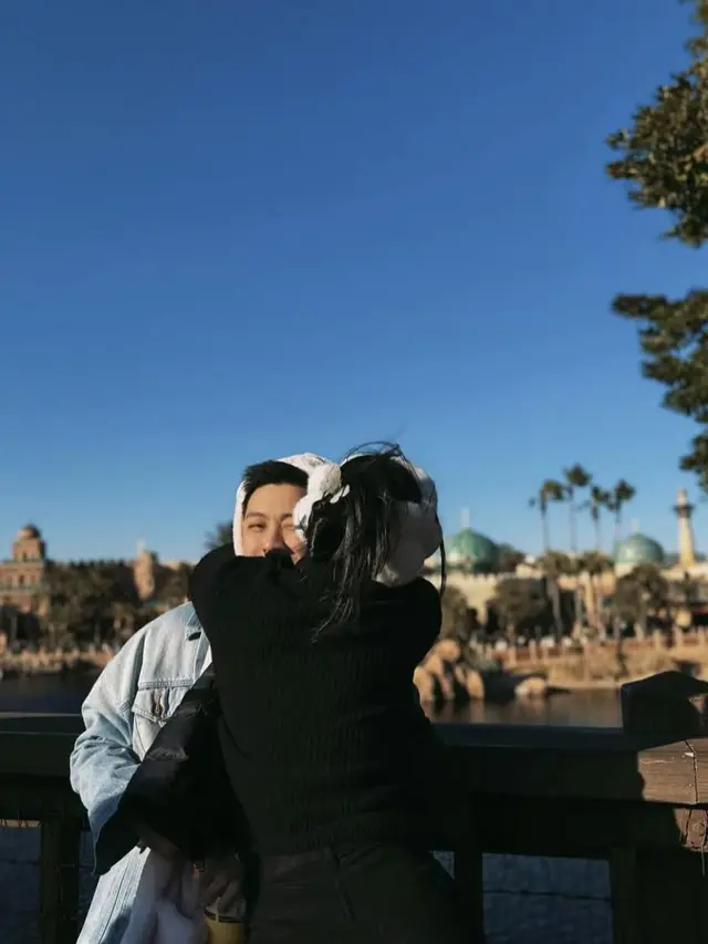Momen mesra Tora Widjaja dan Anya Geraldine bikin heboh. (credit:instagram.com/torawidjaja/anyageraldine)
