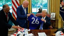 Presiden FIFA, Gianni Infantino, memberikan jersey kepada Presiden AS, Donald Trump, selama pertemuan di Oval Office Gedung Putih, Selasa (28/8). Presiden FIFA bertemu Trump untuk membahas kesiapan Piala Dunia 2026. (AP/Evan Vucci)