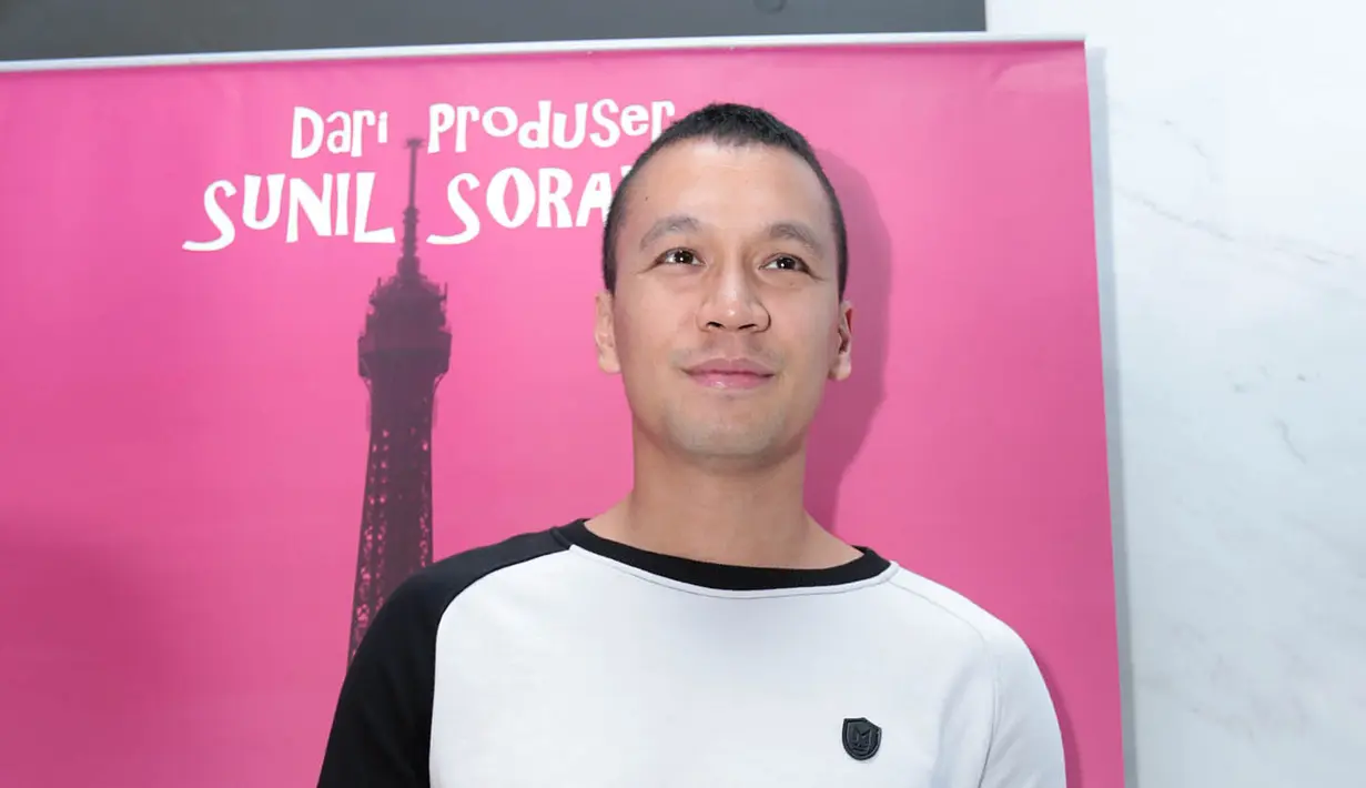 "Karena udah 13 tahun jadi nonton lagi, skripnya diulang-ulang lagi yang kedua. Cuma ya udah beda pengalaman, jadi baca skrip yang kedua ini," kata Samuel Rizal di kantor Soraya Intercine Films, kawasan Gondangdia, Jumat (15/9). (Deki Prayoga/Bintang.com)