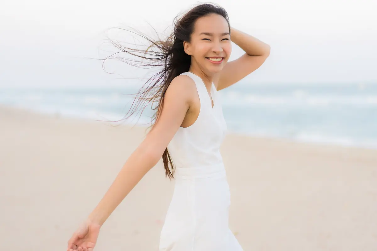 wanita september pantai