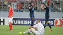 Pemain Inggris, Danny Welbeck (tengah) dan Harry Kane (kanan) merayakan gol saat melawan Malta pada laga grup F kualifikasi Piala Dunia 2018 di Ta Qali stadium, Valletta, Malta, (1/9/2017). Inggris menang 4-0. (AFP/Matthew Mirabelli/Malta OUT)