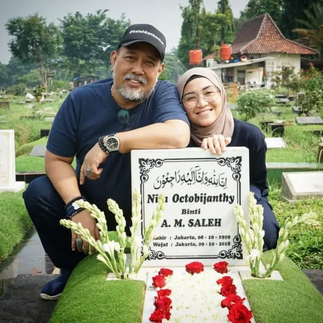 6 Potret Indro Warkop Bareng Putrinya Hada Kusumonegoro, Penuh Kehangatan