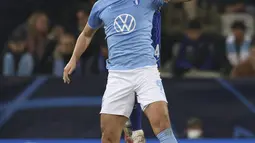 Penyerang Malmo, Antonio Čolak berebut bola dengan bek Chelsea, Andreas Christensen pada matchday keempat Grup H Liga Champions di Eleda Stadion, Rabu (3/11/2021) dini hari WIB. Hakim Ziyech membawa Chelsea menang dengan skor tipis 1-0 atas Malmo. (Andreas Hillergren/TT News Agency via AP)