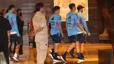 Pemain Timnas Argentina, Rodrigo De Paul (kanan) berjalan meninggalkan lobi hotel menuju tempat latihan di Stadion Utama Gelora Bung Karno, Jakarta, Sabtu (17/6/2023). (Bola.com/Bagaskara Lazuardi)