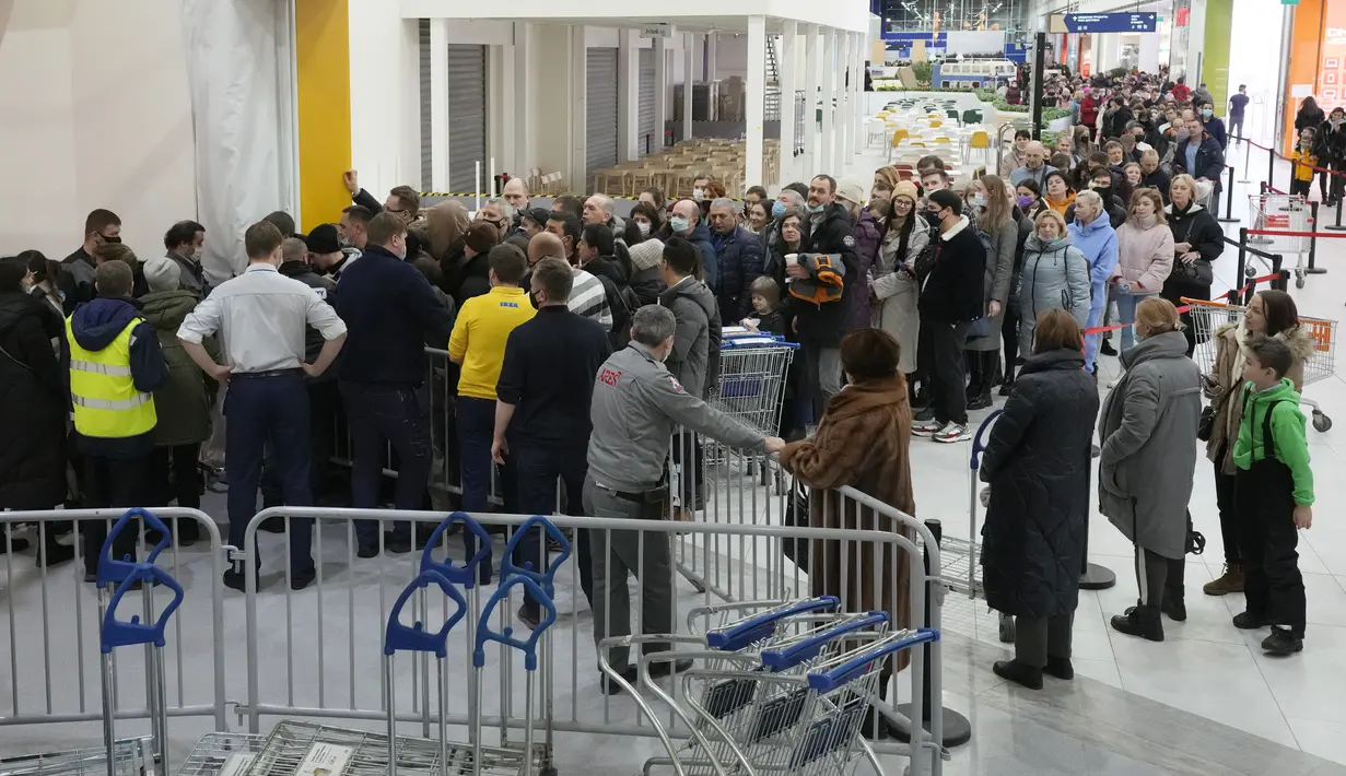 Orang-orang menunggu dalam antrean untuk memasuki toko IKEA di pinggiran St. Petersburg, Kamis (3/3/2022). Peritel IKEA menghentikan operasional di "Negeri Beruang Merah" dan Belarusia untuk sementara waktu mulai Jumat, 4 Maret 2022 buntut dari invasi Rusia ke Ukraina. (AP Photo/Dmitri Lovetsky)