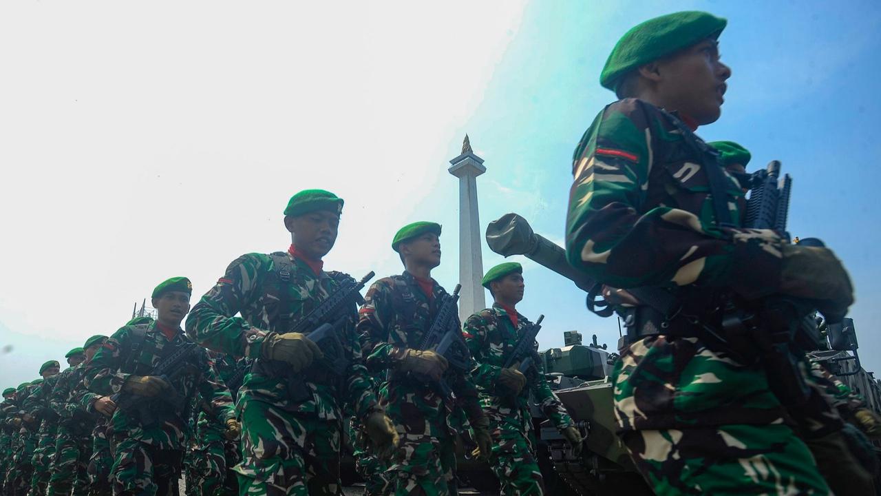 HUT ke-79 TNI di Monas: Bagi Sembako hingga Warga Boleh Numpang Alutsista