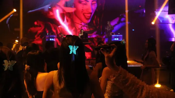 Jepit Badai Glow in The Dark Bikin Rambut Tampil Makin Modis dalam Kegelapan