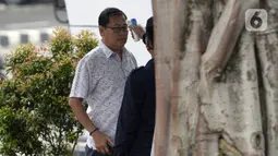 Mantan Ketua DPRD Kabupaten Bengkalis Abdul Kadir diperiksa suhu tubuh oleh petugas saat tiba di Gedung KPK, Jakarta, Rabu (18/3/2020). Abdul Kadir diperiksa sebagai saksi untuk tersangka Bupati nonaktif Bengkalis Amril Mukminin terkait dugaan suap. (merdeka.com/Dwi Narwoko)