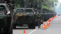 Tentara berjalan di samping kendaraan taktis TNI yang dipamerkan di depan Istana Merdeka, Jakarta, Senin (4/10/2021). Ratusan alat utama sistem persenjataan (Alutsista) TNI dipamerkan sepanjang pinggir jalan sekeliling kawasan Monas dalam rangka peringatan HUT ke-76 TNI. ​(merdeka.com/Arie Basuki)