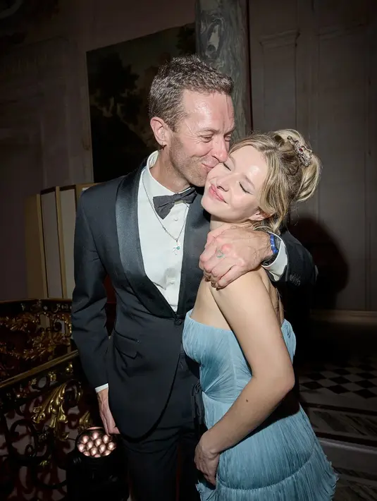 Anak Chris Martin dan Gwyneth Paltrow, Apple Martin, tampil menawan hadiri pesta dansa amal di Paris [@maisonvalentino]
